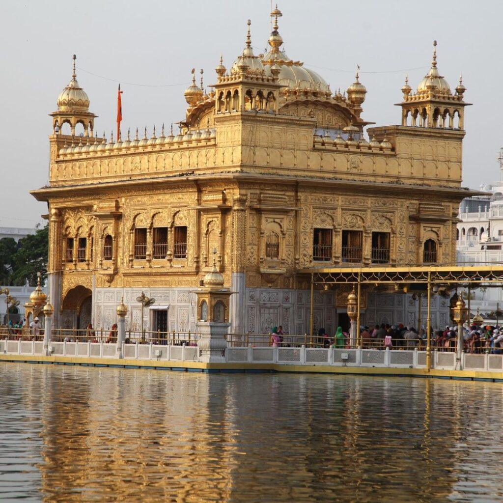 225+ Golden Temple Quotes & Captions for Instagram
